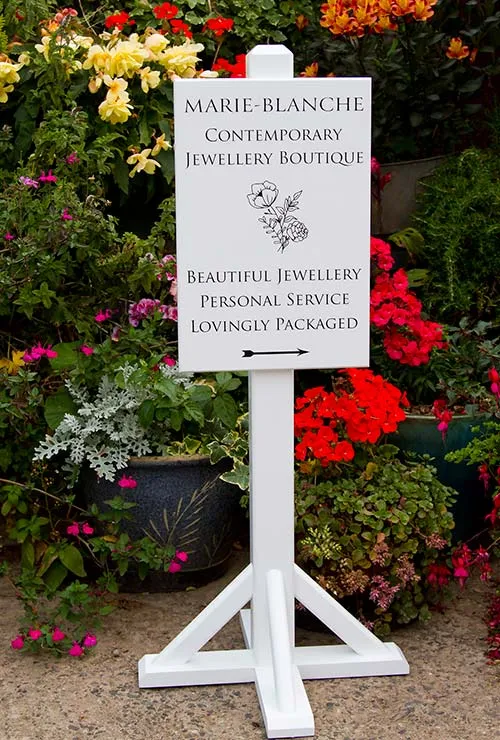 Telling guests were you are. Movable Signs