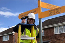 Easy to assemble aluminium finger posts.