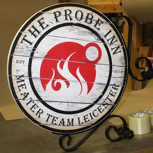 Roun Procting Sign with Aged Wood Look Print